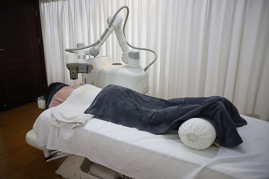 艾灸機器人作用與禁忌詳解：比傳統(tǒng)艾灸更安全的三大科技突破