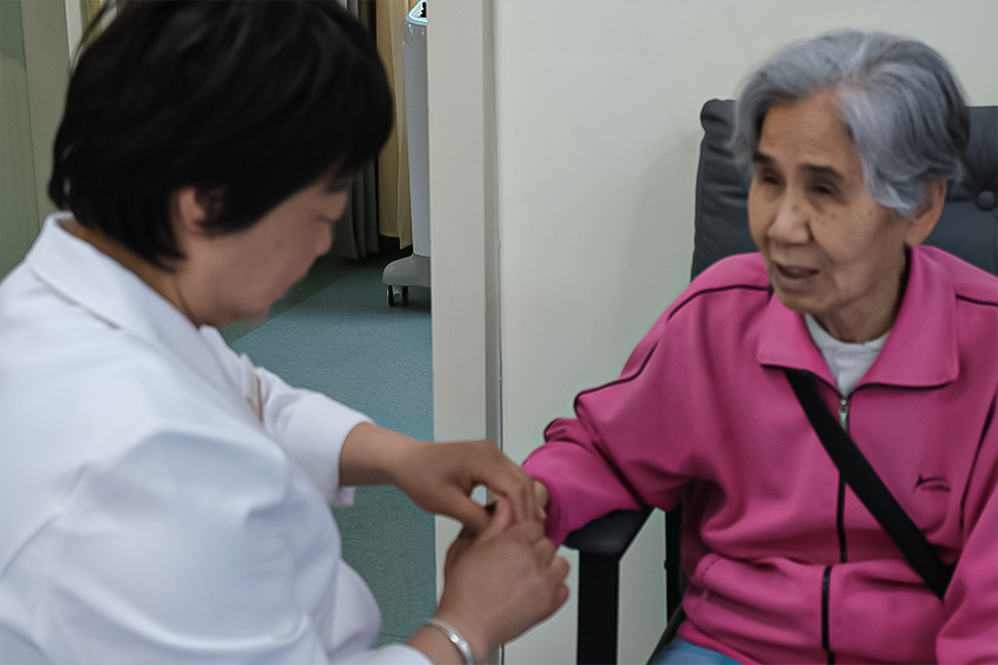 銀發(fā)族的智能養(yǎng)生伴侶：艾灸機(jī)器人如何關(guān)愛長輩健康？