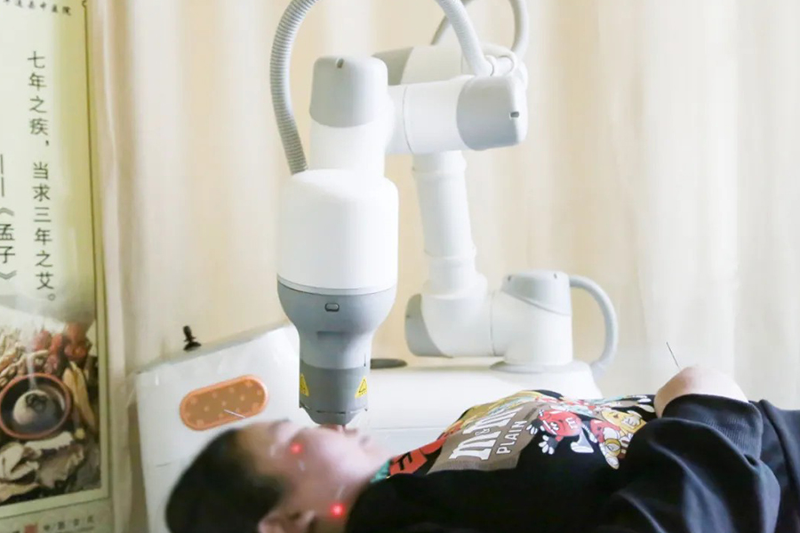 比人工更精準(zhǔn)！智能艾灸機(jī)器人ai定位穴位，灸對地方才有效