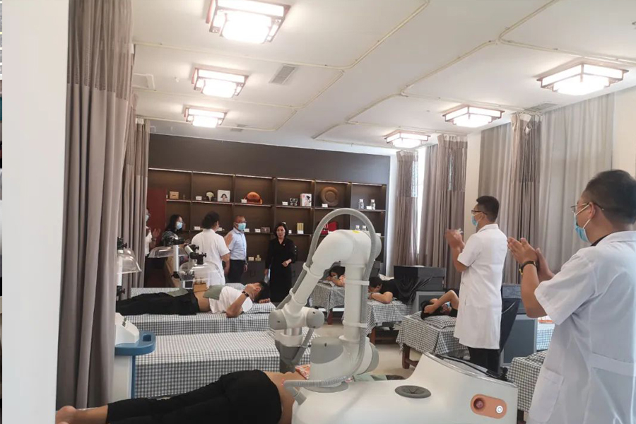 社區(qū)樓下中醫(yī)館創(chuàng)新服務(wù)模式：老中醫(yī)與艾灸機器人協(xié)同服務(wù)
