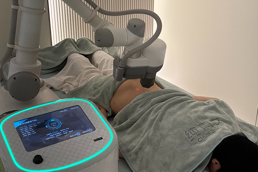 AI艾灸機(jī)器人：重構(gòu)門店服務(wù)效率，破解翻臺(tái)率提升難題